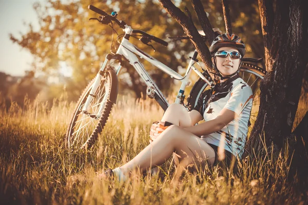Cute sportswoman with a bicycle. Active Leisure — Stock Photo, Image