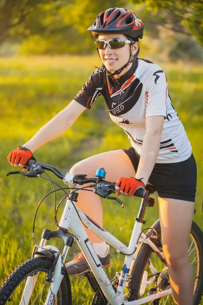 Simpatica sportiva in bicicletta. Tempo libero attivo — Foto Stock