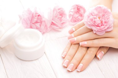 Manikür gül çiçek ile Fransız. Spa