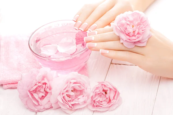 French manicure met roze bloemen. Spa — Stockfoto