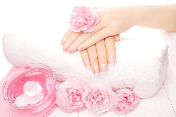 French manicure met roze bloemen. Spa — Stockfoto