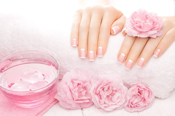 Francuski manicure kwiatami róży. Spa — Zdjęcie stockowe