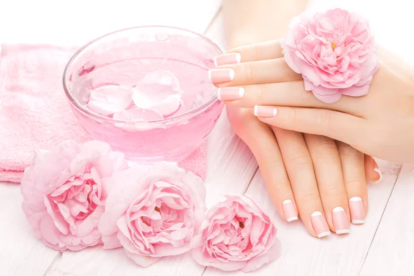 Manicure francês com flores de rosa. spa — Fotografia de Stock