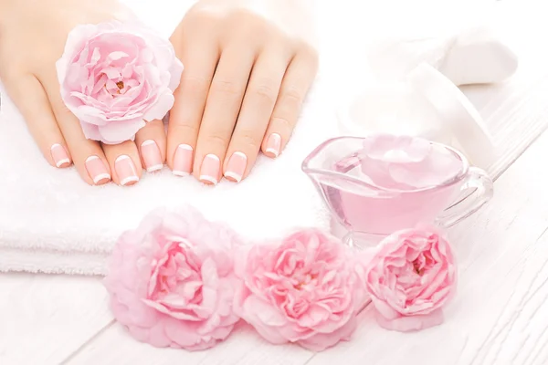 Fransk manikyr med rosa blommor. Spa — Stockfoto