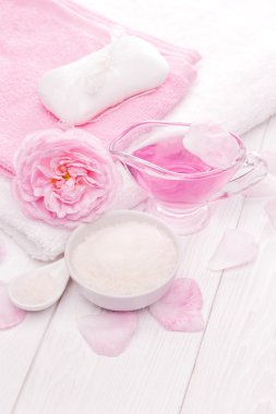 deniz tuzu ve uçucu yağlar, pembe tea gül çiçek. Spa