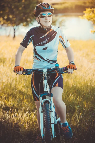 자전거에 귀여운 sportswoman입니다. 활성 레저 — 스톡 사진