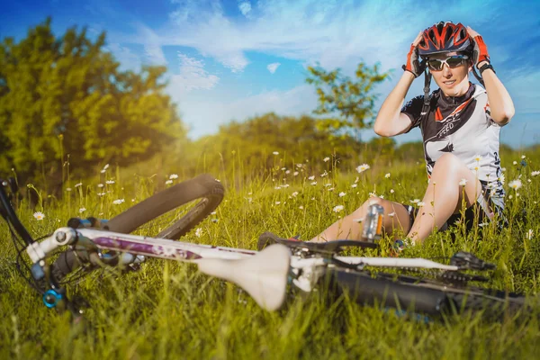 Simpatica sportiva in bicicletta. Tempo libero attivo — Foto Stock