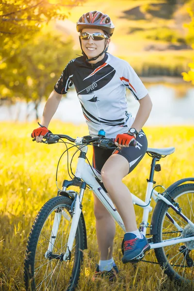 Nette Sportlerin auf dem Fahrrad. Aktive Freizeit — Stockfoto