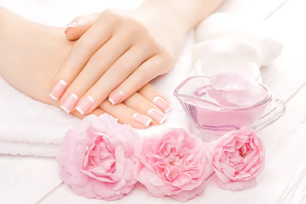 Fransk manikyr med rosa blommor. Spa — Stockfoto