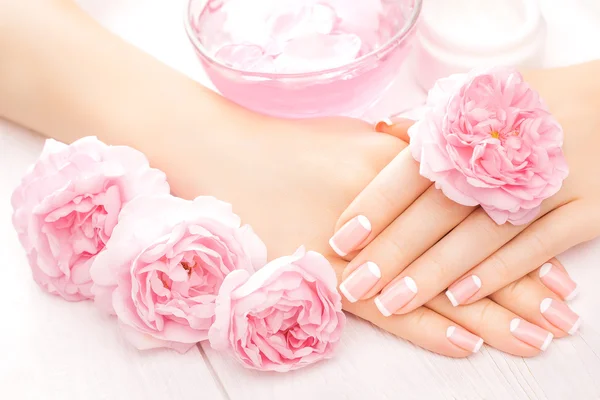 Manicure francês com flores de rosa. spa — Fotografia de Stock