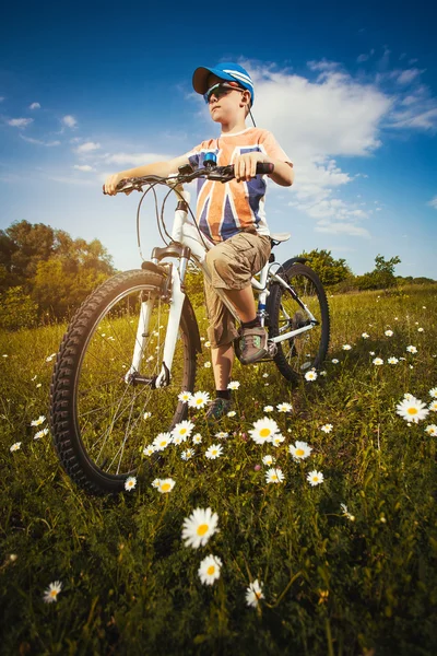 Um miúdo de bicicleta. Lazer ativo — Fotografia de Stock