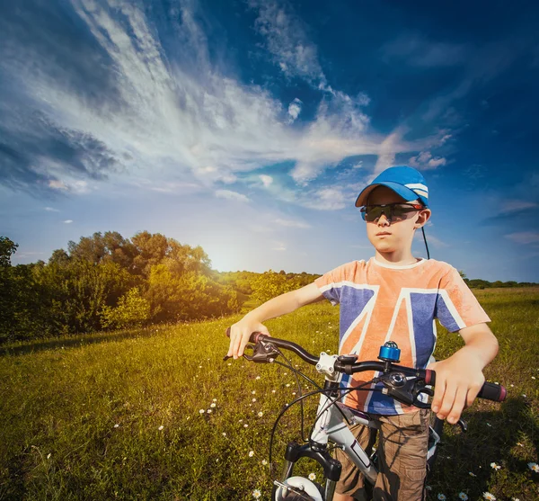 Kid op fiets. Actieve ontspanning — Stockfoto