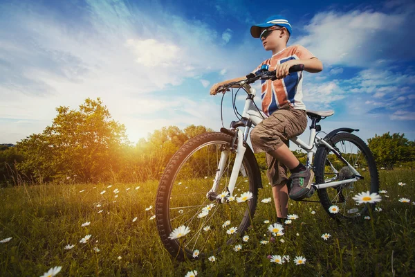 Kind auf Fahrrad. Aktive Freizeit — Stockfoto