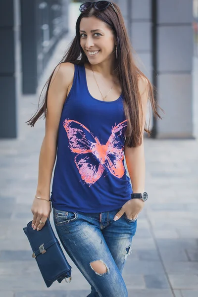 Mujer caminando por la ciudad — Foto de Stock