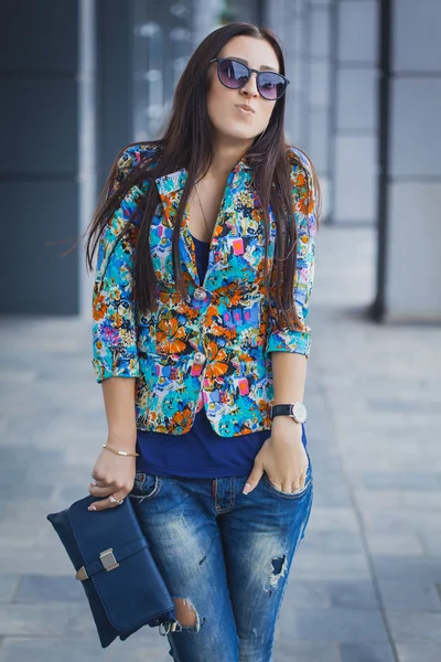 Wandelende vrouw in de stad — Stockfoto