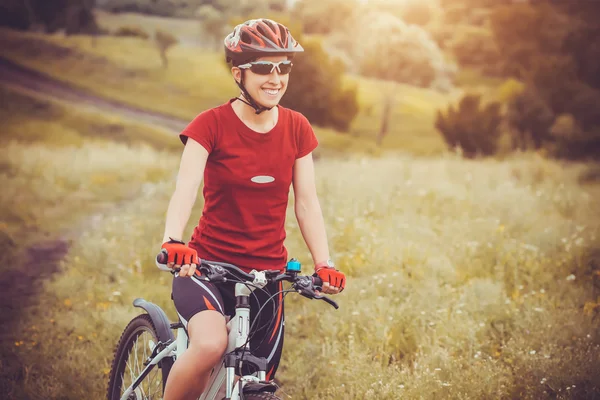 Simpatica sportiva in bicicletta. Tempo libero attivo — Foto Stock