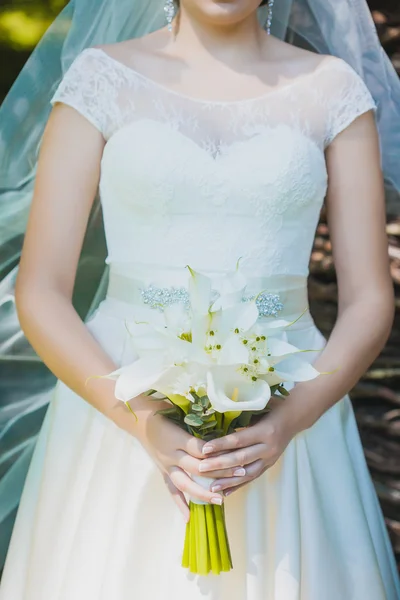 Bouquet de mariage dans les mains des mariées — Photo