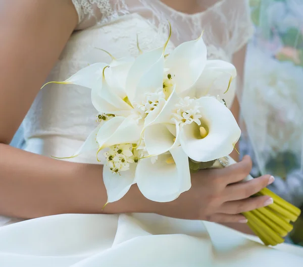 Wedding bouquet in brides hands — Stock Photo, Image