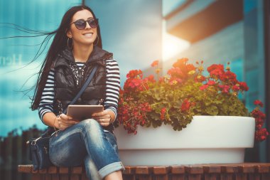 Kız tablet ile şehir merkezinde yürüyüş