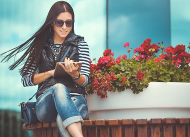 Kız tablet ile şehir merkezinde yürüyüş