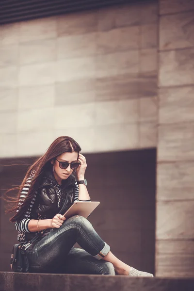 Girl with tablet is walking in the downtown — Stock Photo, Image