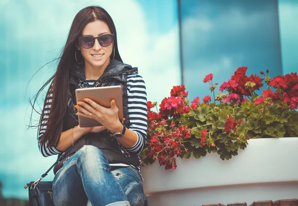 Mädchen mit Tablet läuft durch die Innenstadt — Stockfoto