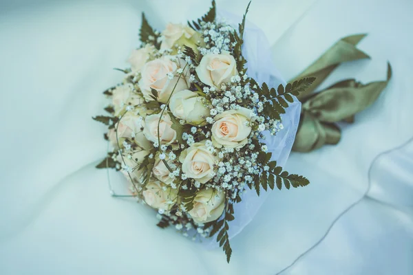 Bruids boeket op de weddind jurk — Stockfoto