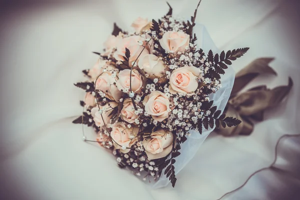 Bouquet da sposa sul vestito da sposa — Foto Stock