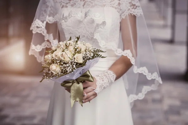Bukiet ślubny w rękach narzeczonych — Zdjęcie stockowe
