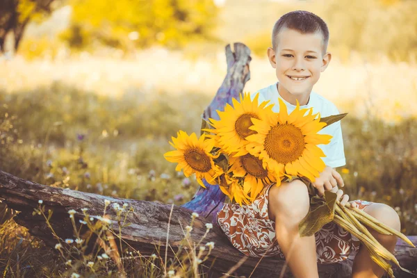 夏の畑とひまわりの花束と幸せな少年 — ストック写真