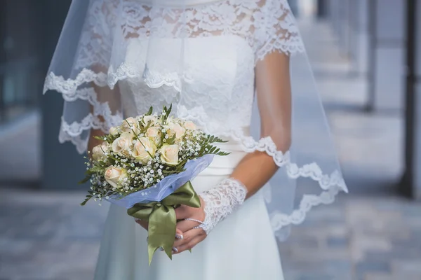 Ramo de novia en las manos de las novias — Foto de Stock