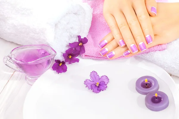 Manucure française aux fleurs violettes. spa — Photo