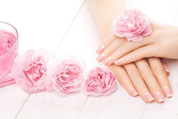 Manicura francesa con flores de rosas. spa —  Fotos de Stock