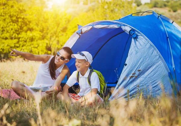 Familie camping in het park — Stockfoto