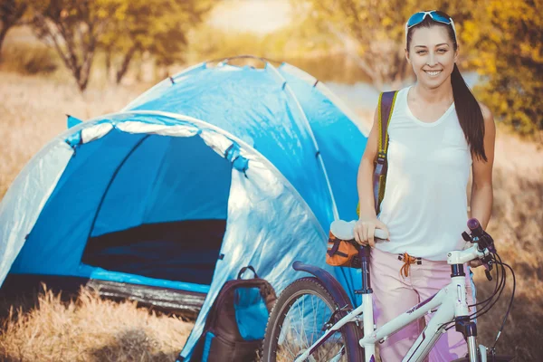 Mujer acampando en el parque — Foto de Stock