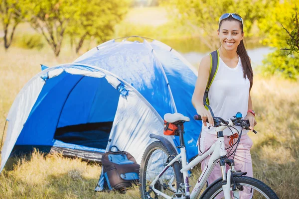 Vrouw kamperen in het park — Stockfoto