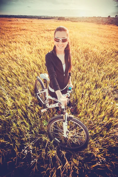 Draußen fährt eine Frau Fahrrad. Ansicht von oben — Stockfoto