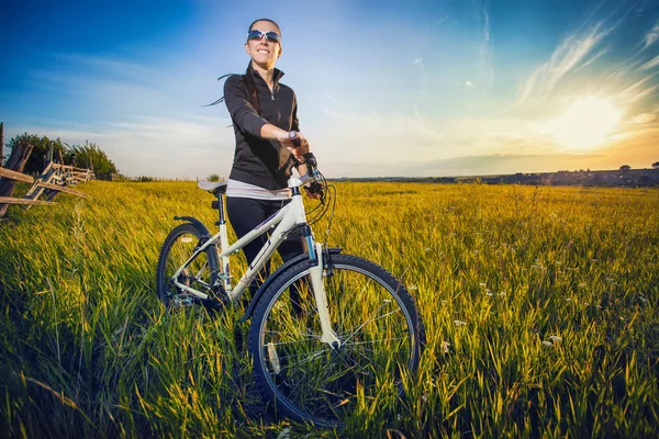 Donna è in bicicletta al di fuori — Foto Stock