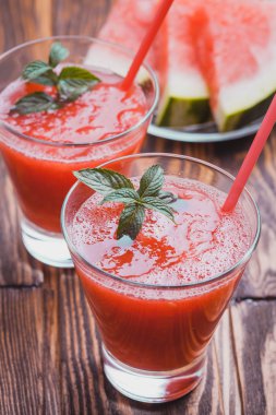 Karpuz güler yüzlü bir ahşap tablo.