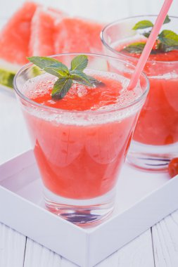 Karpuz güler yüzlü bir beyaz ahşap tablo.