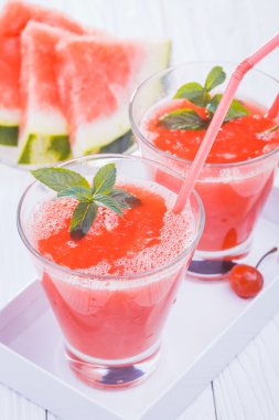 Karpuz güler yüzlü bir beyaz ahşap tablo.