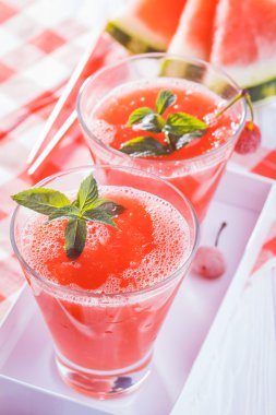 Karpuz yüzlü beyaz kutu içinde