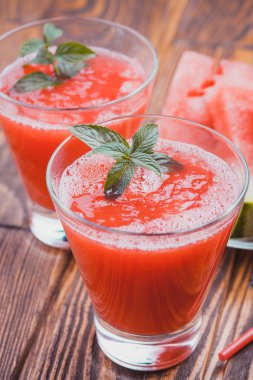 Karpuz güler yüzlü bir ahşap tablo.