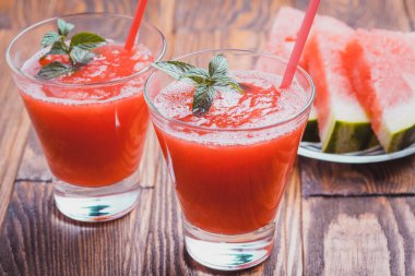 Karpuz güler yüzlü bir ahşap tablo.