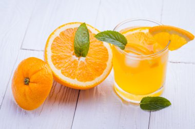 Turuncu alkol ahşap bir masaya kokteyl.