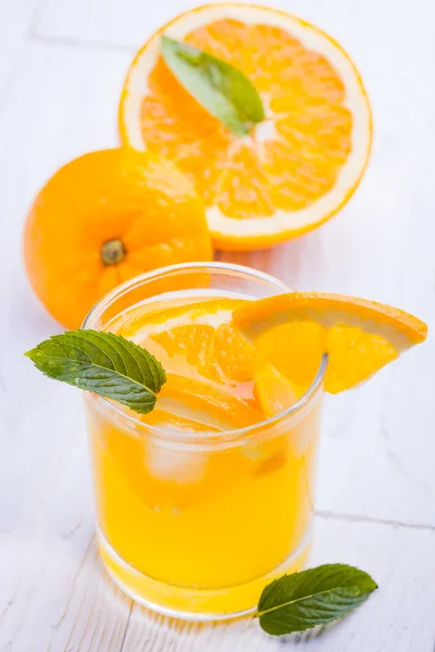 Апельсиновый коктейль на деревянном столе . — стоковое фото