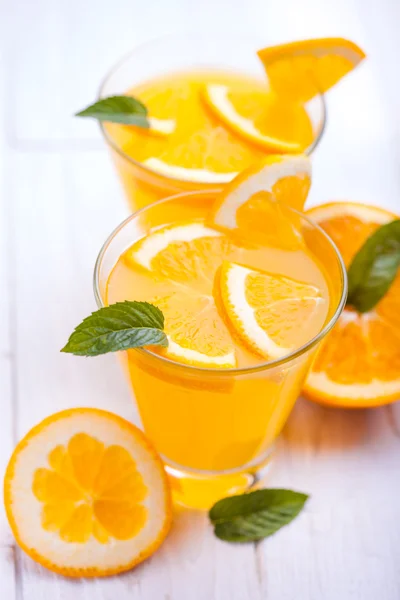Апельсиновый коктейль на деревянном столе . — стоковое фото