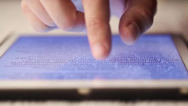 Prst dotýká dotykový počítač tablet — Stock video