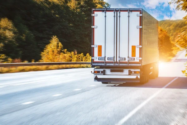 LKW auf der asphaltierten Landstraße bei Sonnenuntergang — Stockfoto