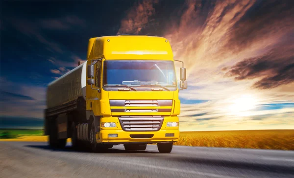 Жовта вантажівка на шосе — стокове фото